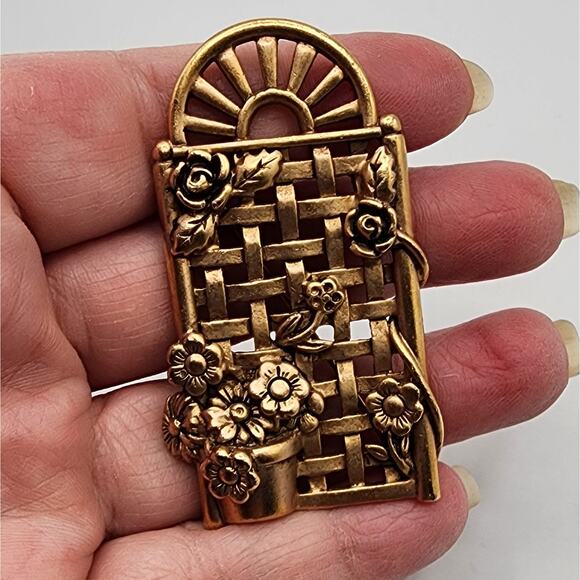 Danecraft Trellis Pin Brooch Gold Tone Potted Flower Vines Vintage Signed - Picture 3 of 7